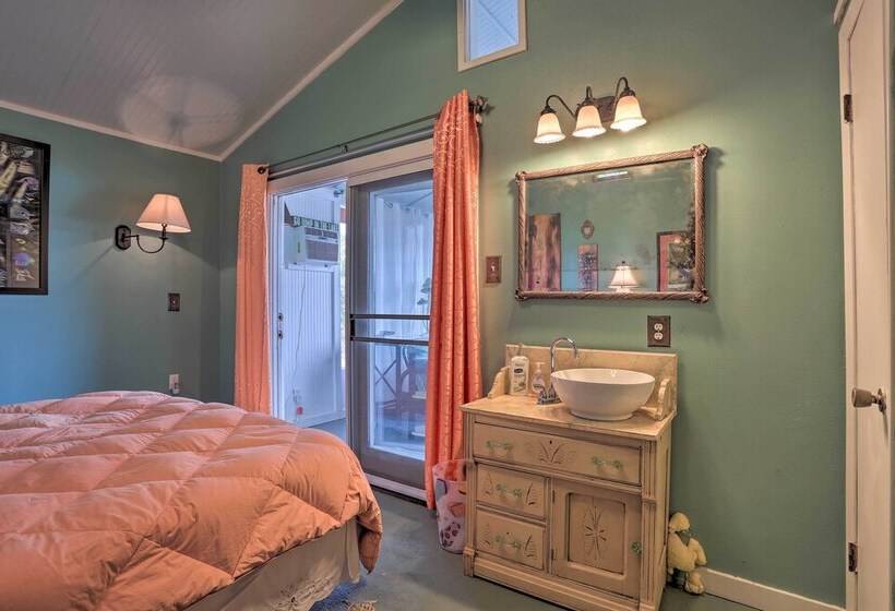 Lakeside Pleasure Island Cabin W/ Deck & Gas Grill