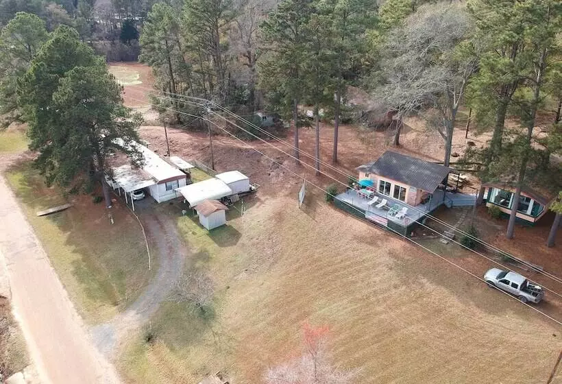 Lakeside Pleasure Island Cabin W/ Deck & Gas Grill