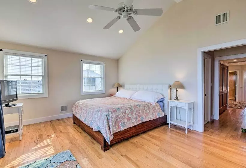 Luxe Waterfront East Quogue Home W/ Beach On Site!