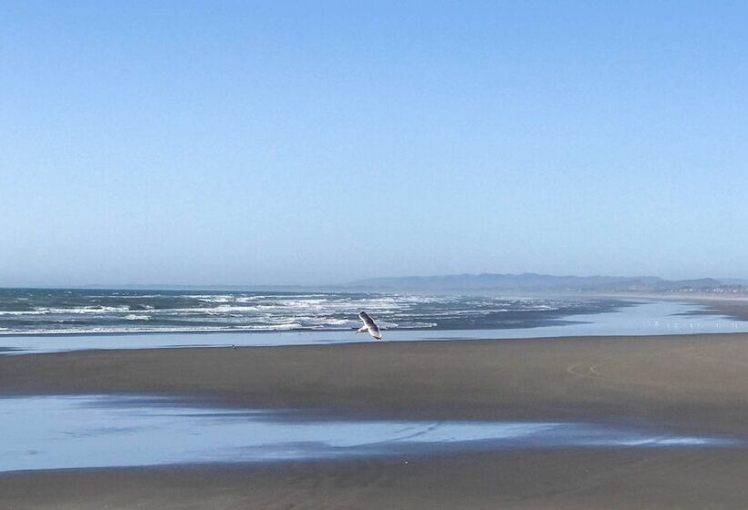 Luxury Home On Golf Course: Walk To The Beach!