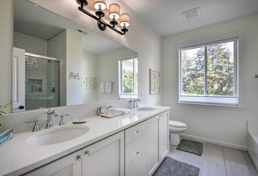 Luxury Home On Golf Course: Walk To The Beach!