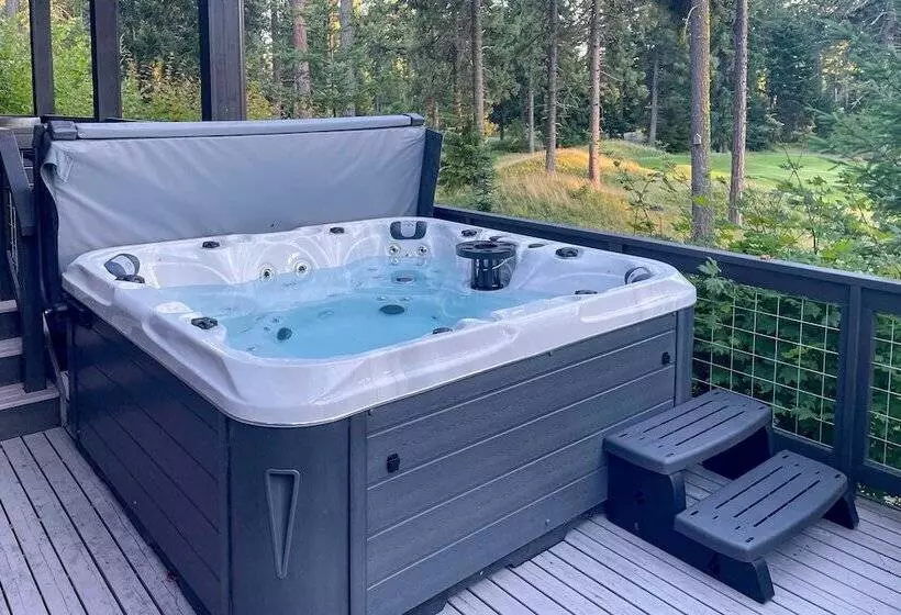 Modern Alpine Home On Prospector Golf Course!