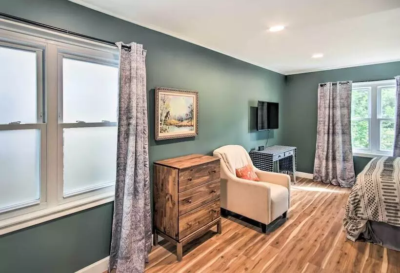 Dock, Deck & Boat Slip: Lakefront Eucha Home