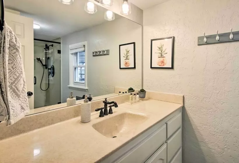 Dock, Deck & Boat Slip: Lakefront Eucha Home