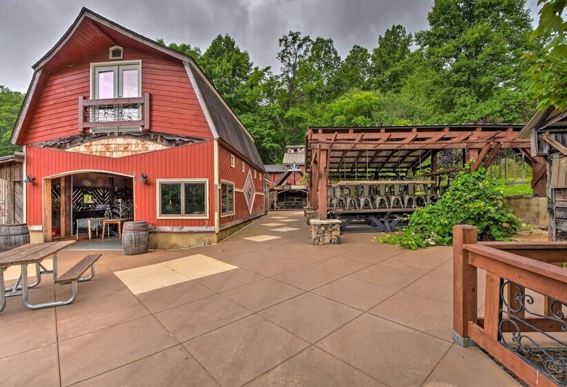 Mountain Retreat W/ Gazebo, Fire Pit & Huge Deck!
