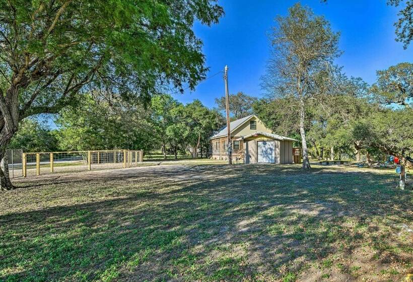 Peaceful Pet Friendly Cabin On Nueces River!