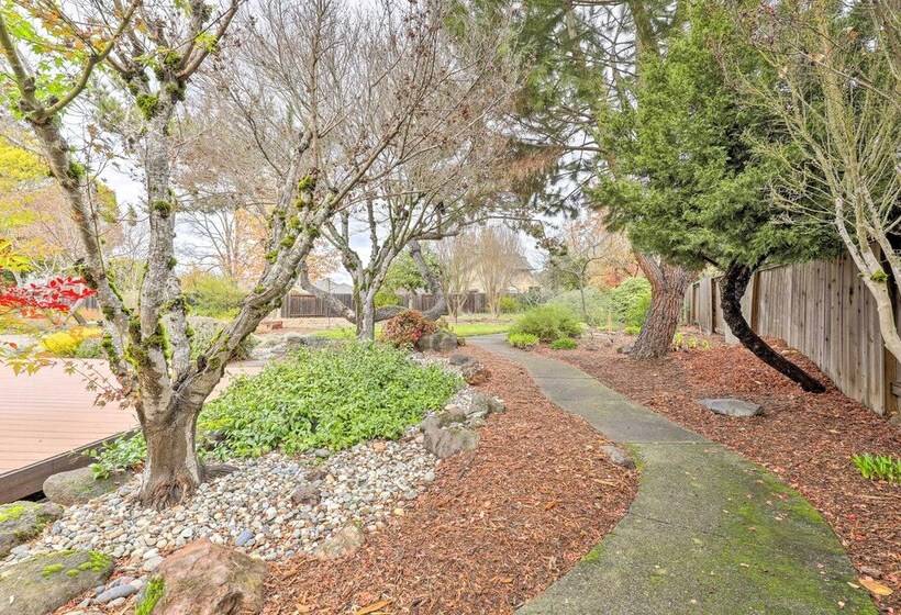 Peaceful Windsor Retreat W/ Private Hot Tub!