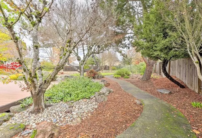 Peaceful Windsor Retreat W/ Private Hot Tub!