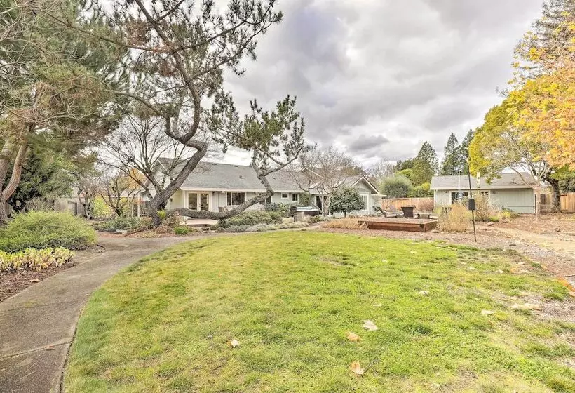 Peaceful Windsor Retreat W/ Private Hot Tub!