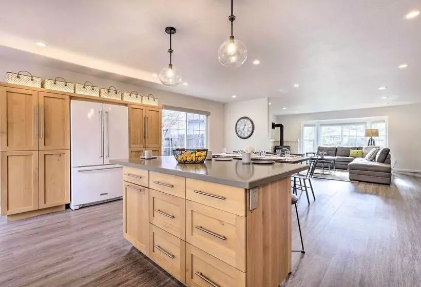 Peaceful Windsor Retreat W/ Private Hot Tub!