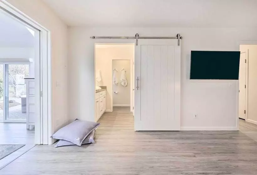 Peaceful Windsor Retreat W/ Private Hot Tub!