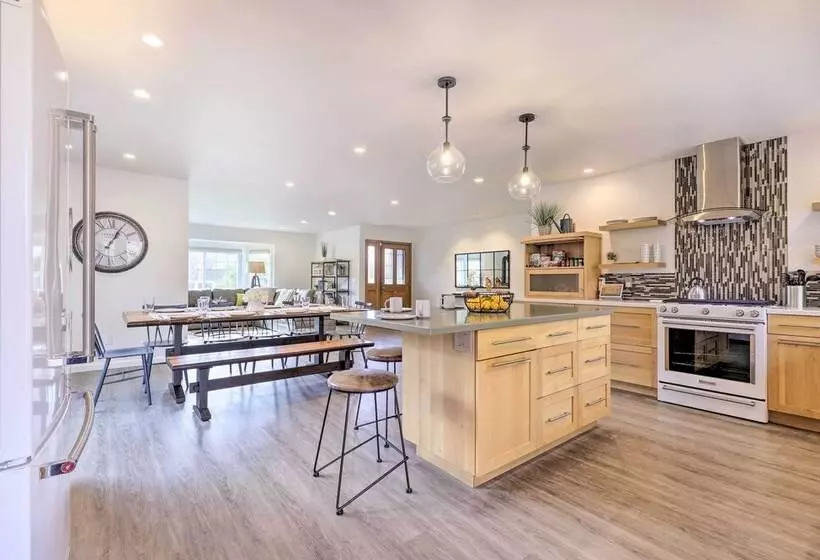 Peaceful Windsor Retreat W/ Private Hot Tub!