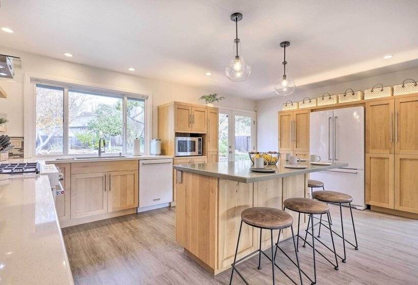 Peaceful Windsor Retreat W/ Private Hot Tub!