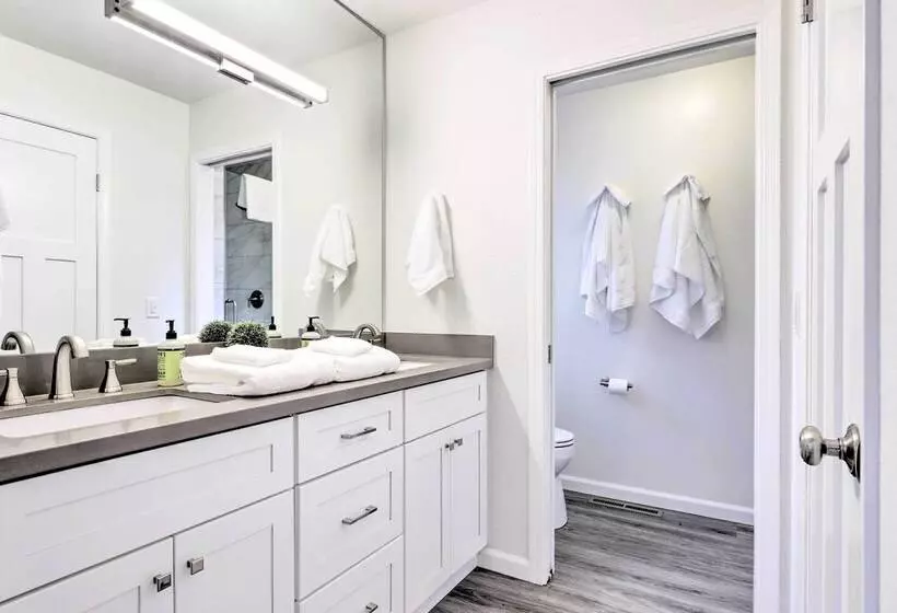 Peaceful Windsor Retreat W/ Private Hot Tub!