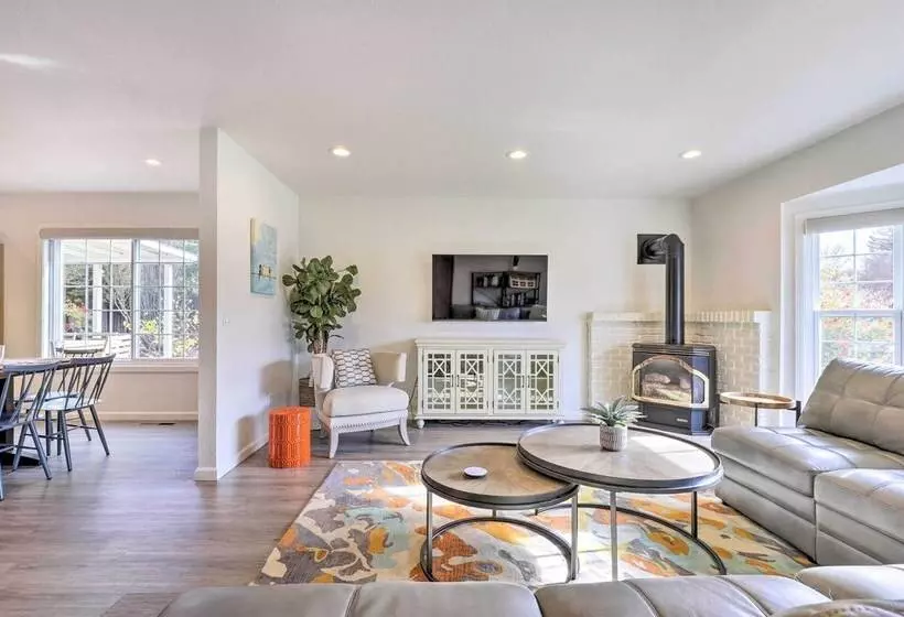 Peaceful Windsor Retreat W/ Private Hot Tub!