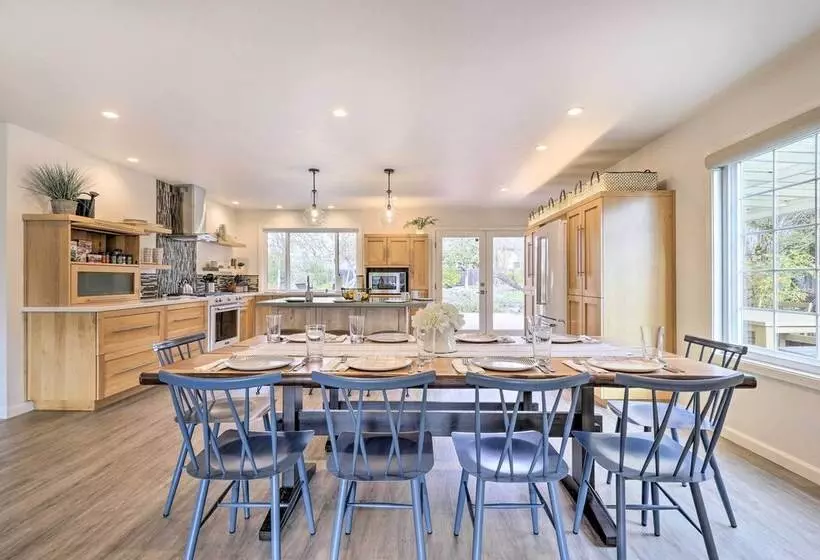 Peaceful Windsor Retreat W/ Private Hot Tub!