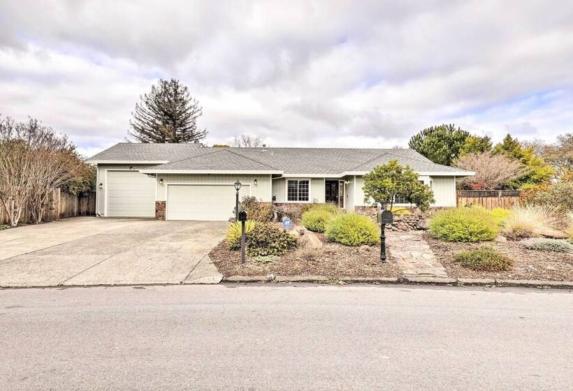 Peaceful Windsor Retreat W/ Private Hot Tub!