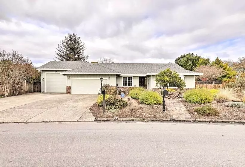 Peaceful Windsor Retreat W/ Private Hot Tub!