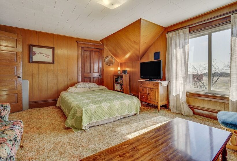 Quiet Farmhouse Retreat W/ Fire Pit   Pets Welcome