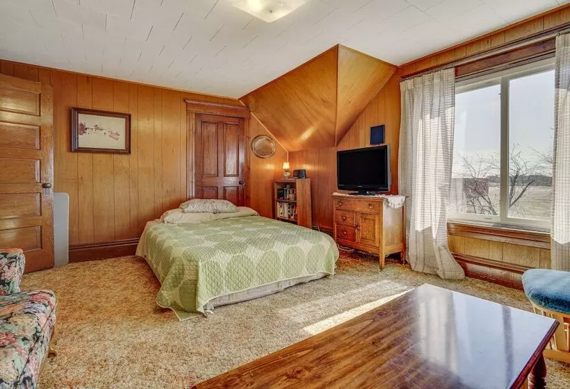 Quiet Farmhouse Retreat W/ Fire Pit   Pets Welcome