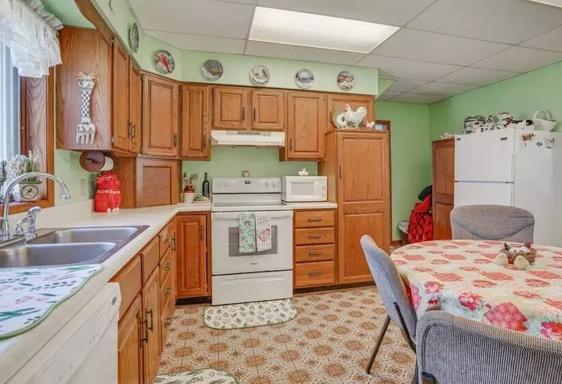 Quiet Farmhouse Retreat W/ Fire Pit   Pets Welcome