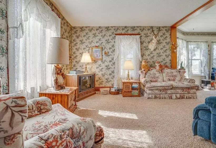 Quiet Farmhouse Retreat W/ Fire Pit   Pets Welcome