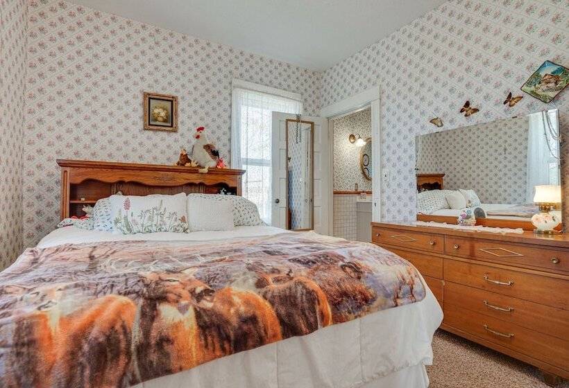 Quiet Farmhouse Retreat W/ Fire Pit   Pets Welcome