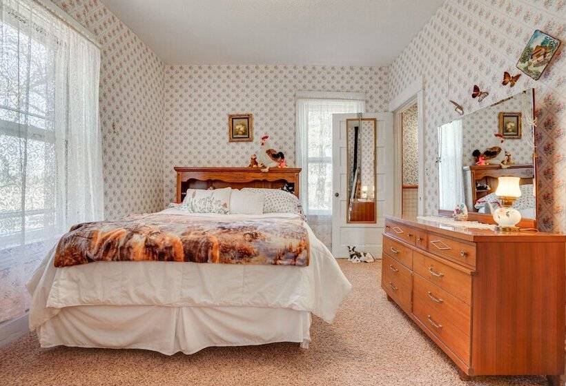 Quiet Farmhouse Retreat W/ Fire Pit   Pets Welcome