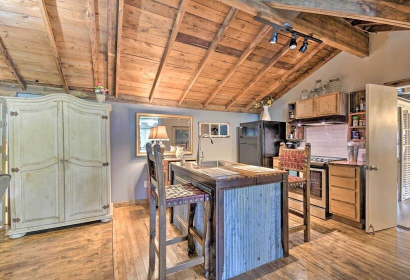 Rustic Chic Home ~1 Mi To Dtwn Hot Springs!