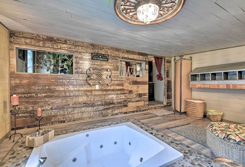 Rustic Chic Home ~1 Mi To Dtwn Hot Springs!