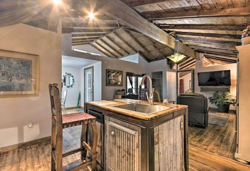Rustic Chic Home ~1 Mi To Dtwn Hot Springs!