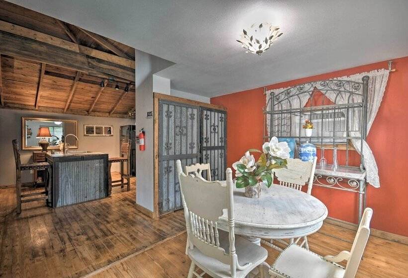 Rustic Chic Home ~1 Mi To Dtwn Hot Springs!