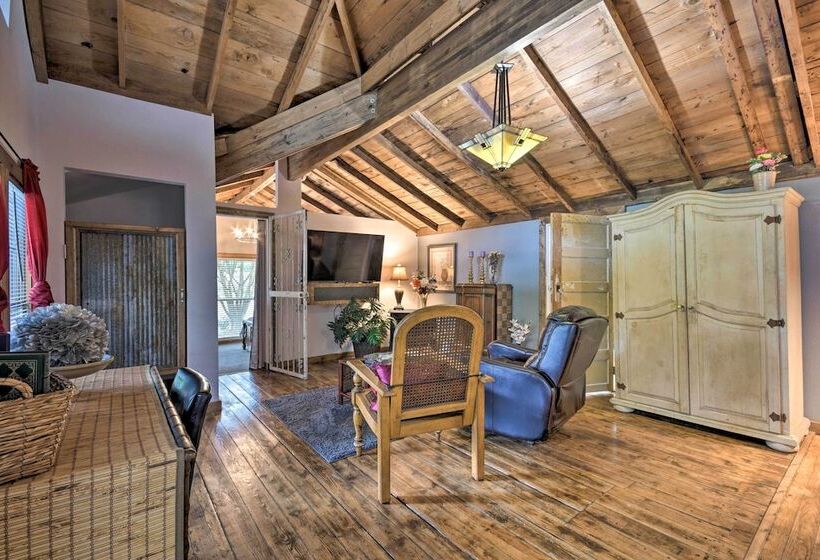 Rustic Chic Home ~1 Mi To Dtwn Hot Springs!