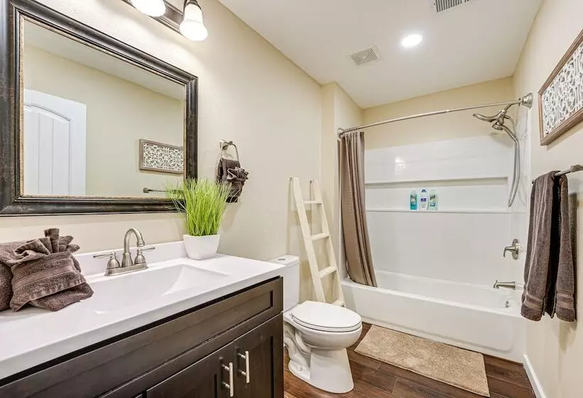 Lakeside Blue Eye Escape W/ Game Room & Hot Tub!