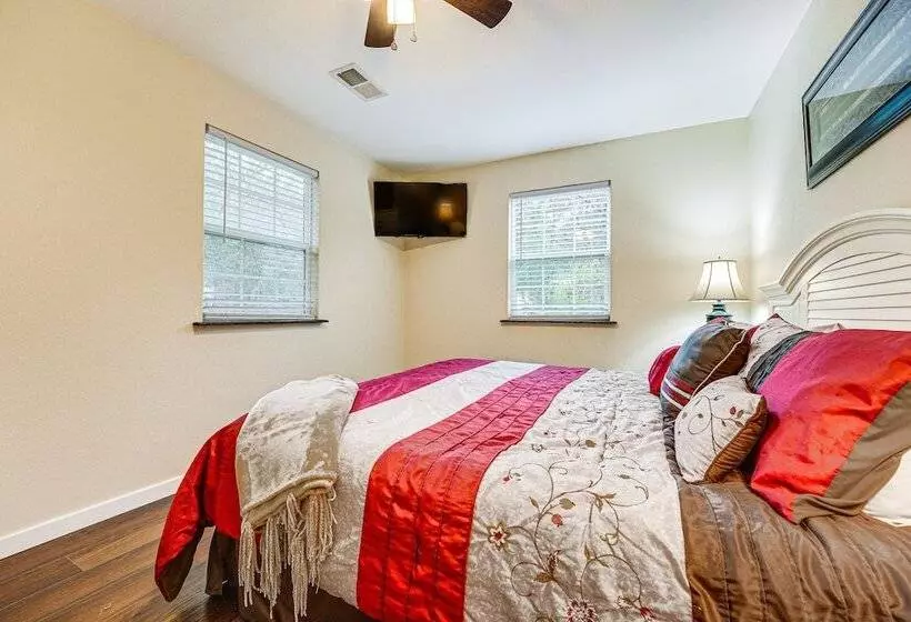 Lakeside Blue Eye Escape W/ Game Room & Hot Tub!