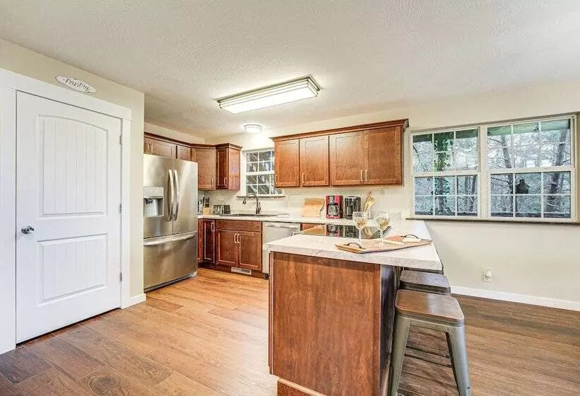 Lakeside Blue Eye Escape W/ Game Room & Hot Tub!