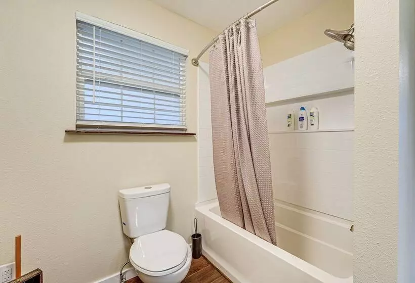 Lakeside Blue Eye Escape W/ Game Room & Hot Tub!