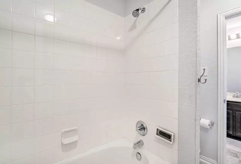 Sleek Schertz House W/ Private Pool & Spa