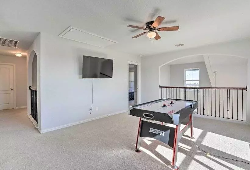 Sleek Schertz House W/ Private Pool & Spa