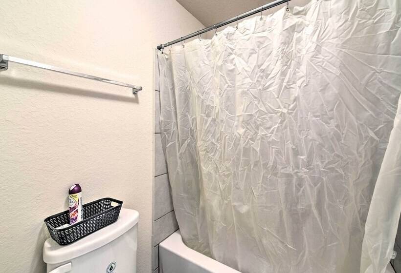 Spacious Conroe Home   6 Mi To The Woodlands!