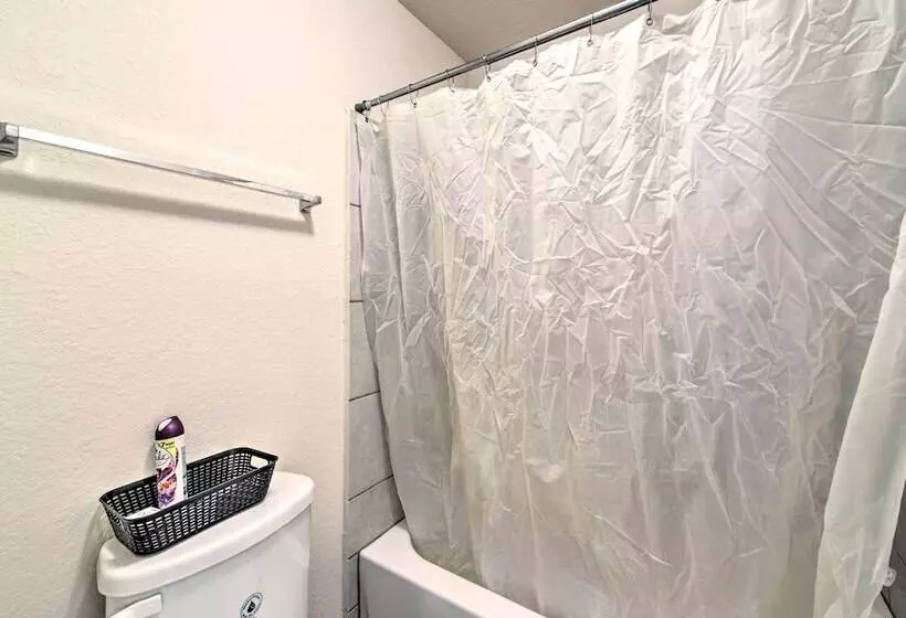 Spacious Conroe Home   6 Mi To The Woodlands!