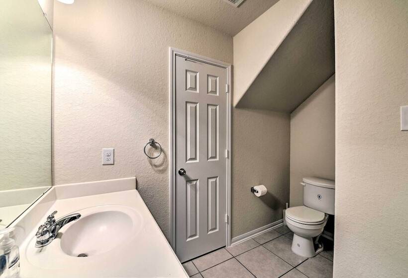 Spacious Conroe Home   6 Mi To The Woodlands!