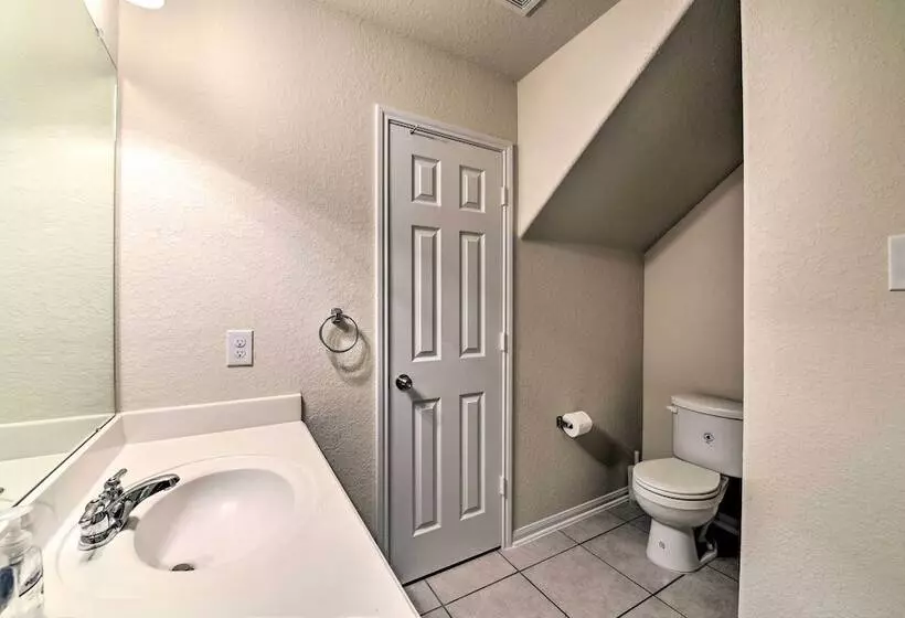 Spacious Conroe Home   6 Mi To The Woodlands!