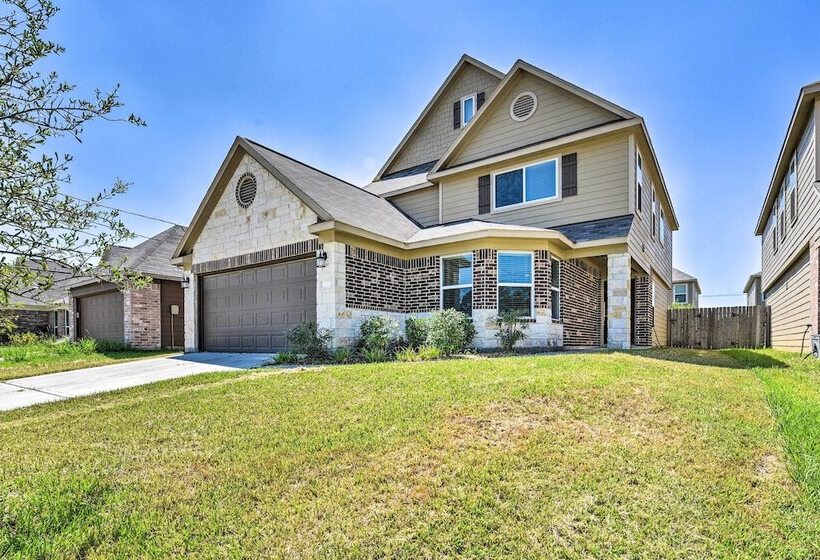Spacious Conroe Home   6 Mi To The Woodlands!