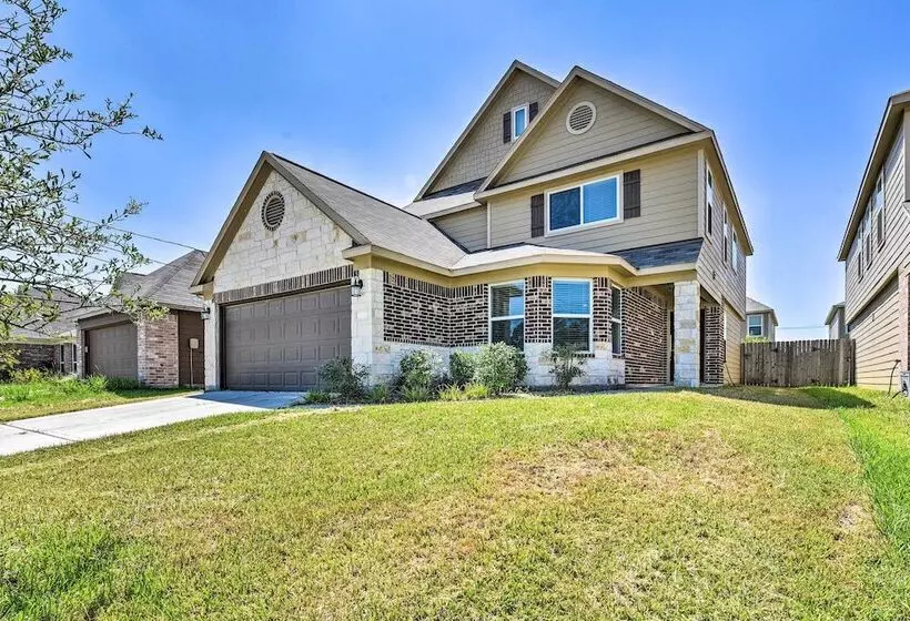 Spacious Conroe Home   6 Mi To The Woodlands!