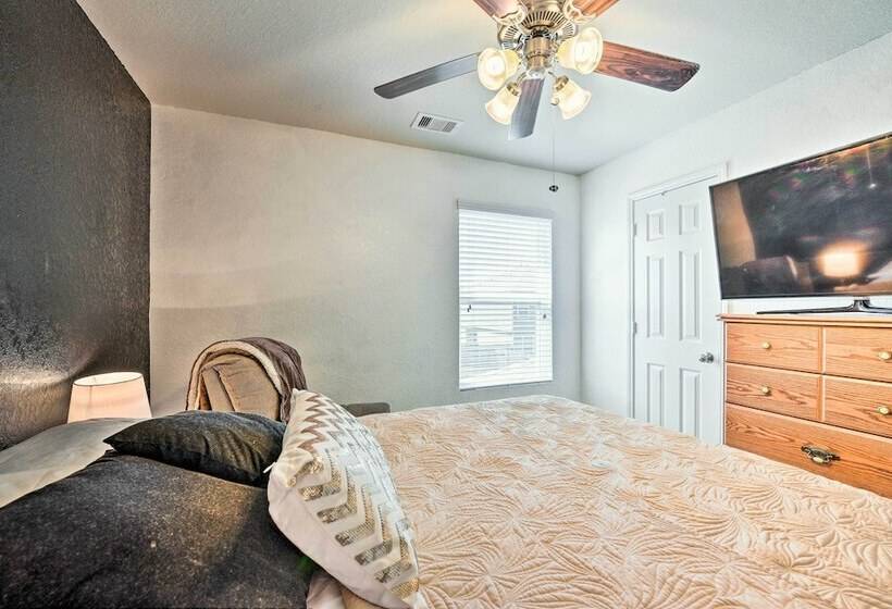 Spacious Conroe Home   6 Mi To The Woodlands!