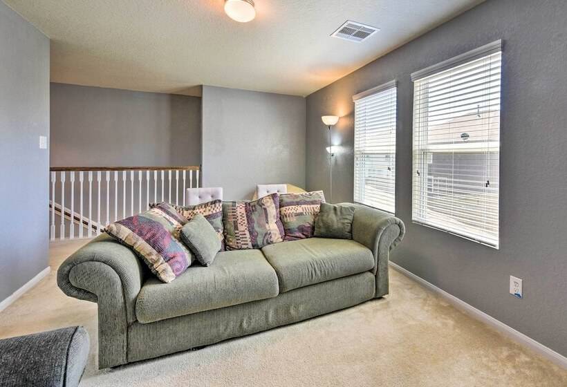 Spacious Conroe Home   6 Mi To The Woodlands!