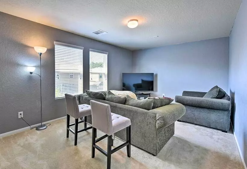 Spacious Conroe Home   6 Mi To The Woodlands!