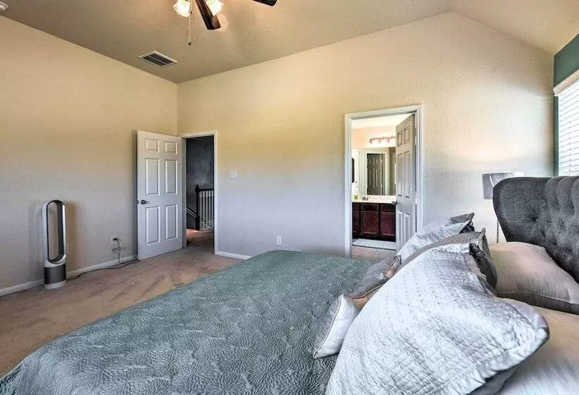 Spacious Conroe Home   6 Mi To The Woodlands!