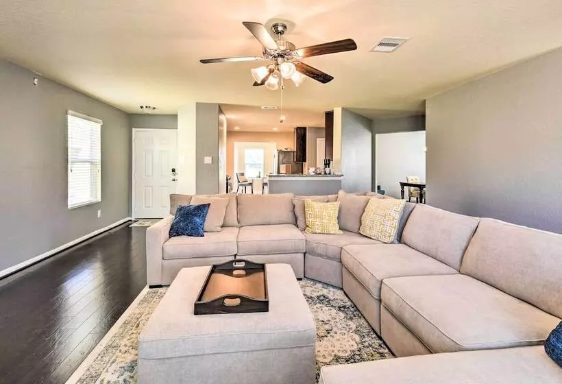 Spacious Conroe Home   6 Mi To The Woodlands!